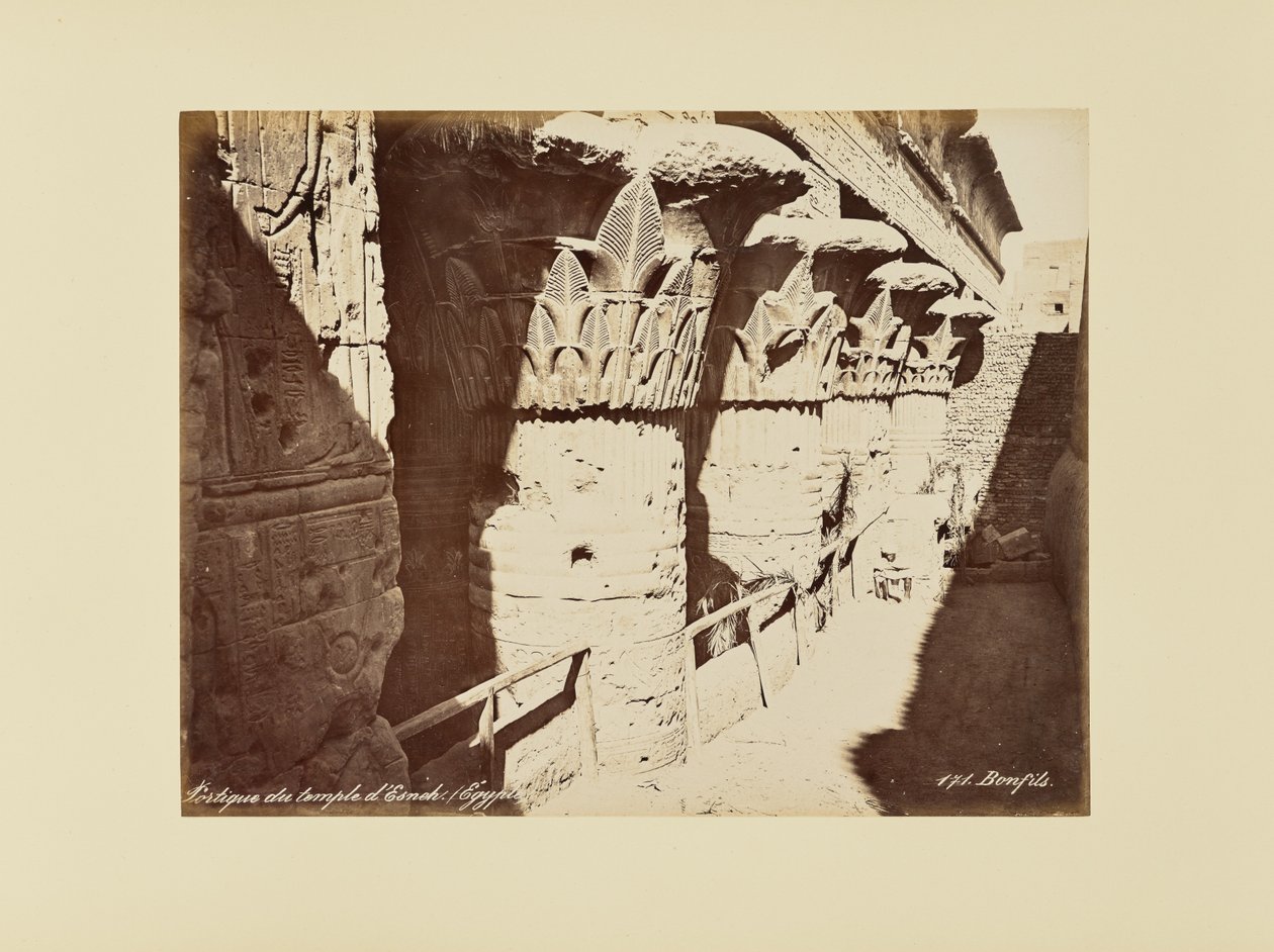 Portiek van de tempel van Esneh (Egypte) door Félix Bonfils
