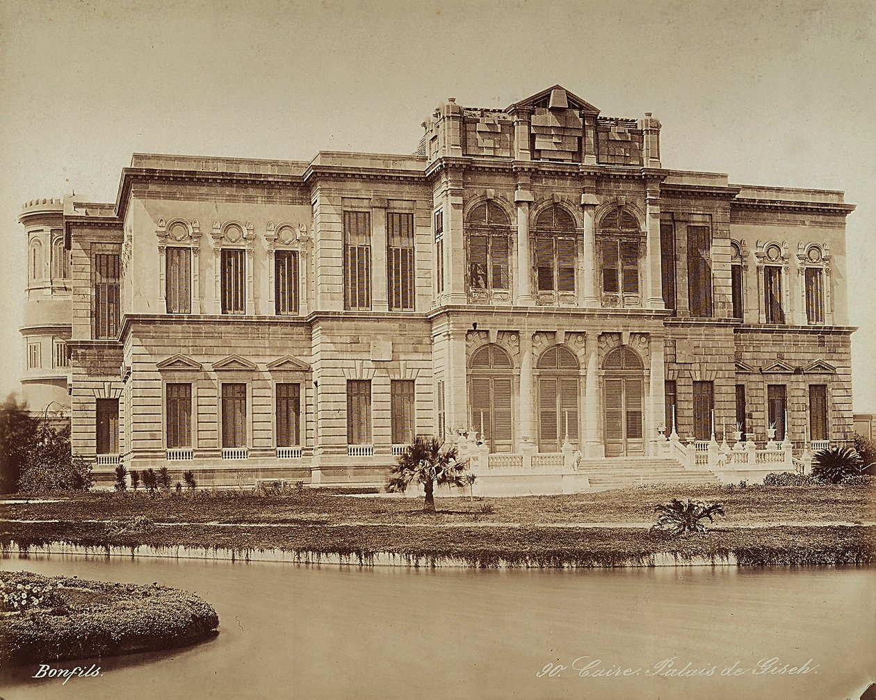 Het Giseh-paleis in Caïro, Egypte door Félix Bonfils