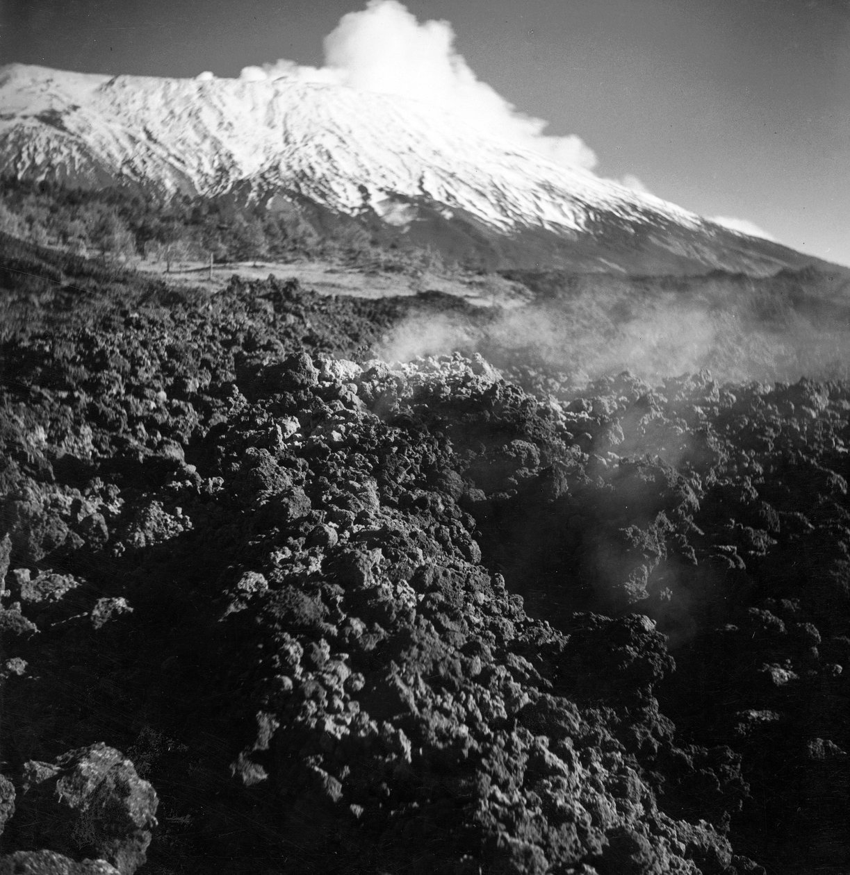 Uitbarsting van de Etna door Fosco Maraini