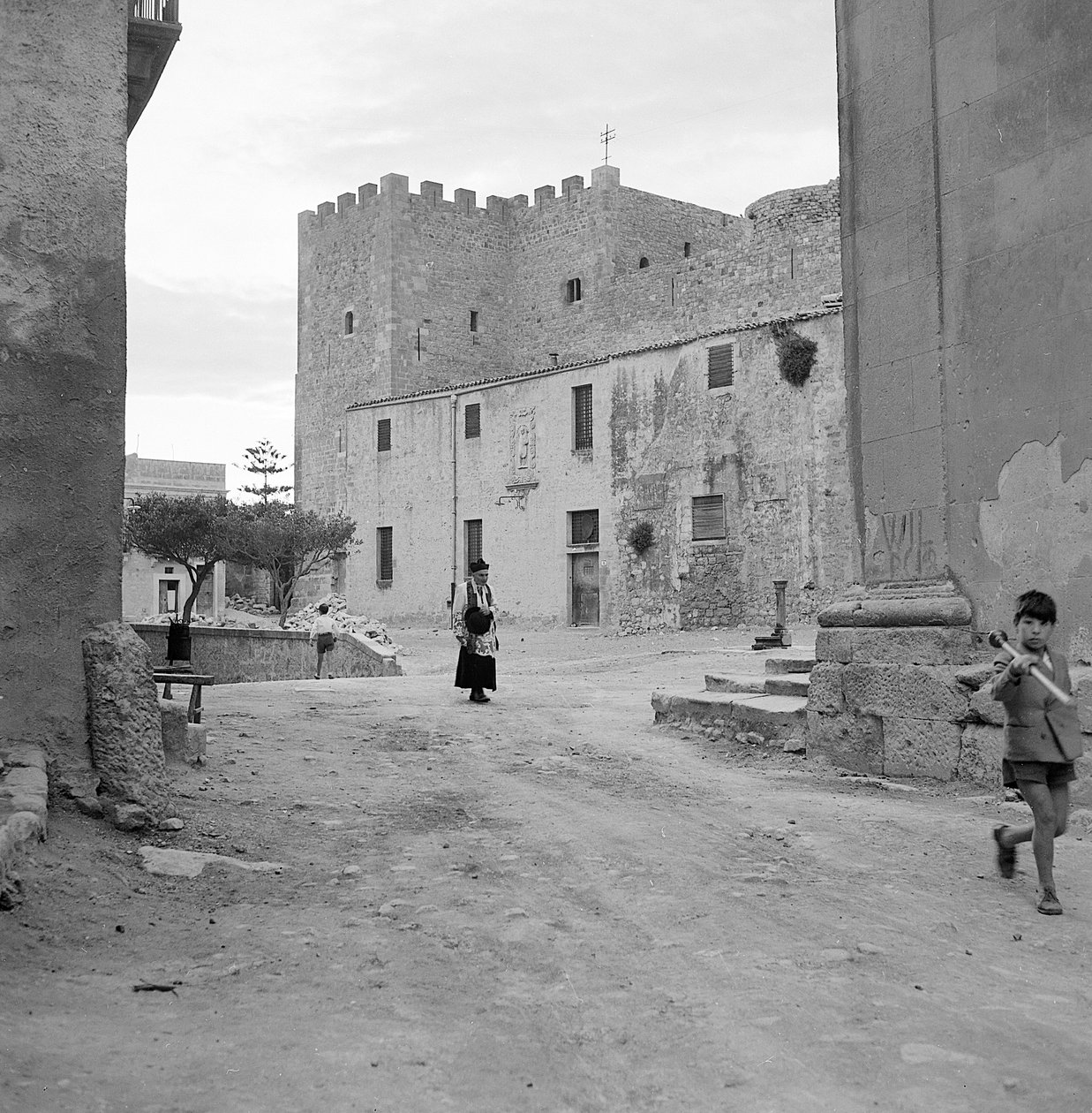 Zicht op Salemi met het kasteel, Sicilië door Fosco Maraini