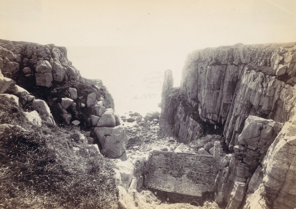 [Rotsachtige inham met zeegezicht], 1870s door Francis Bedford