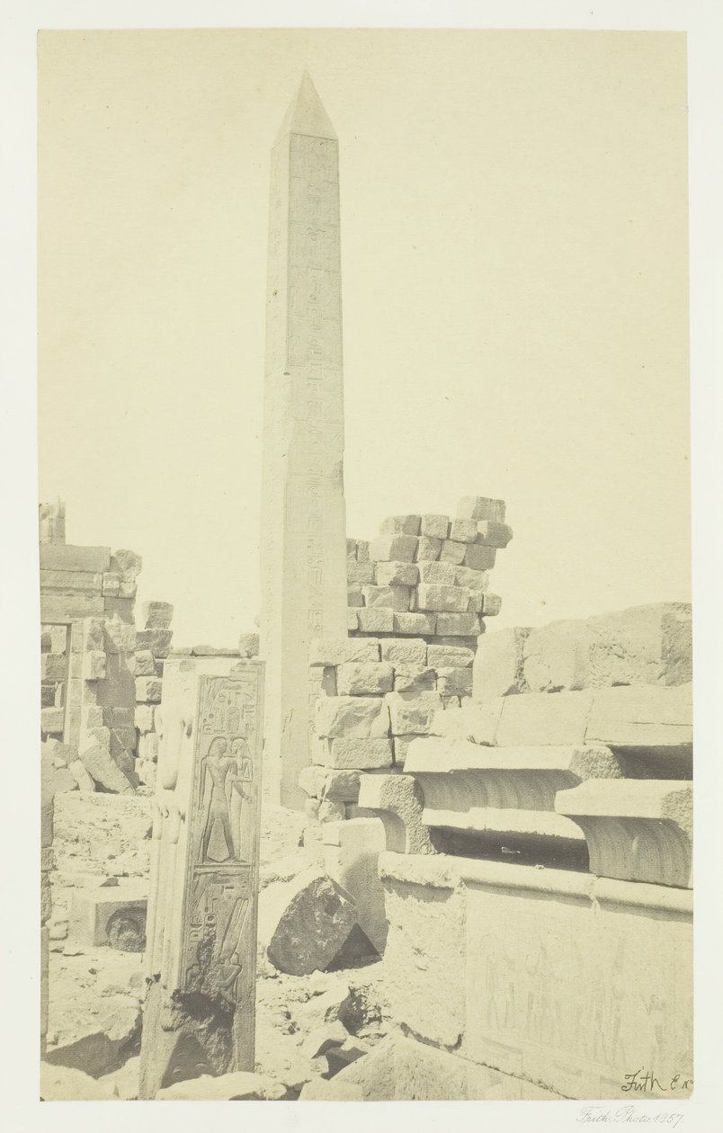 Obelisk en granieten lotuskolom, Karnak, 1857 door Francis Frith