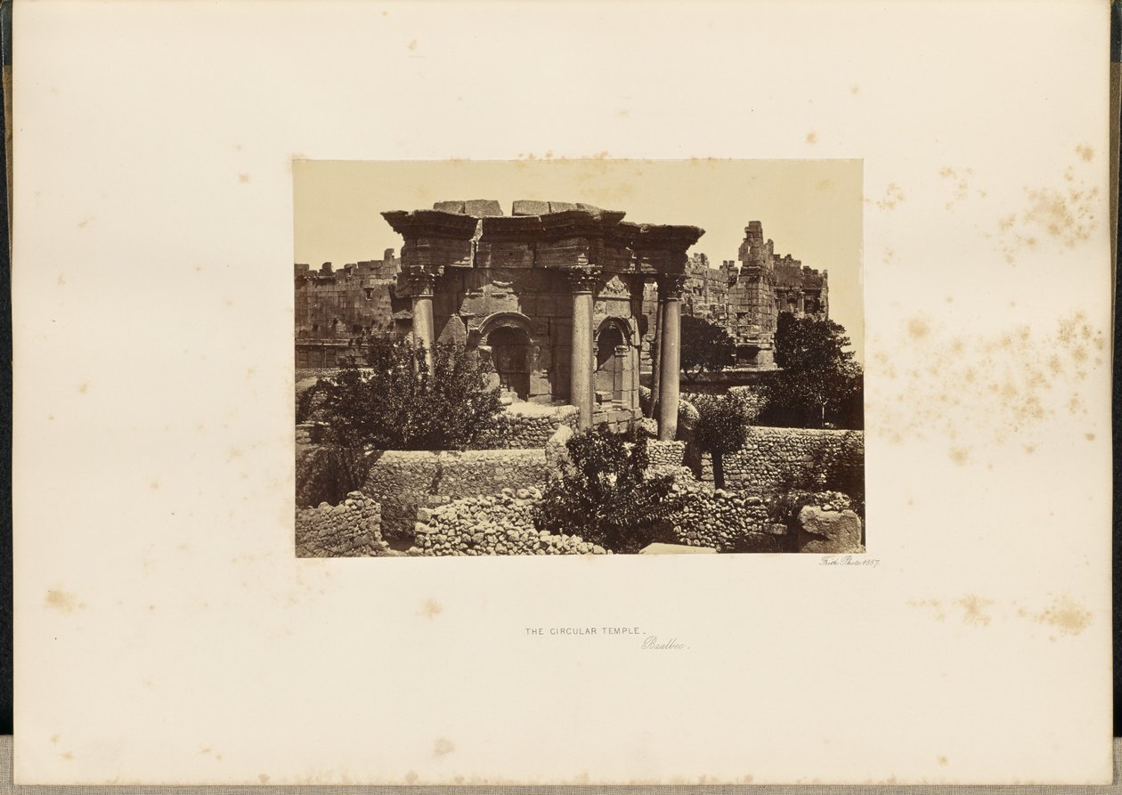 De ronde tempel, Baalbec door Francis Frith