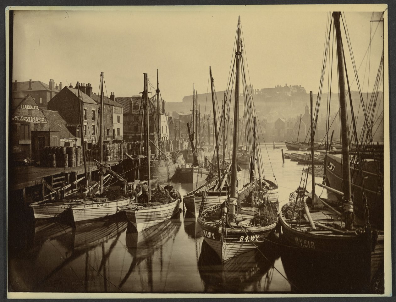 [Haven van Whitby]. door Frank Meadow Sutcliffe