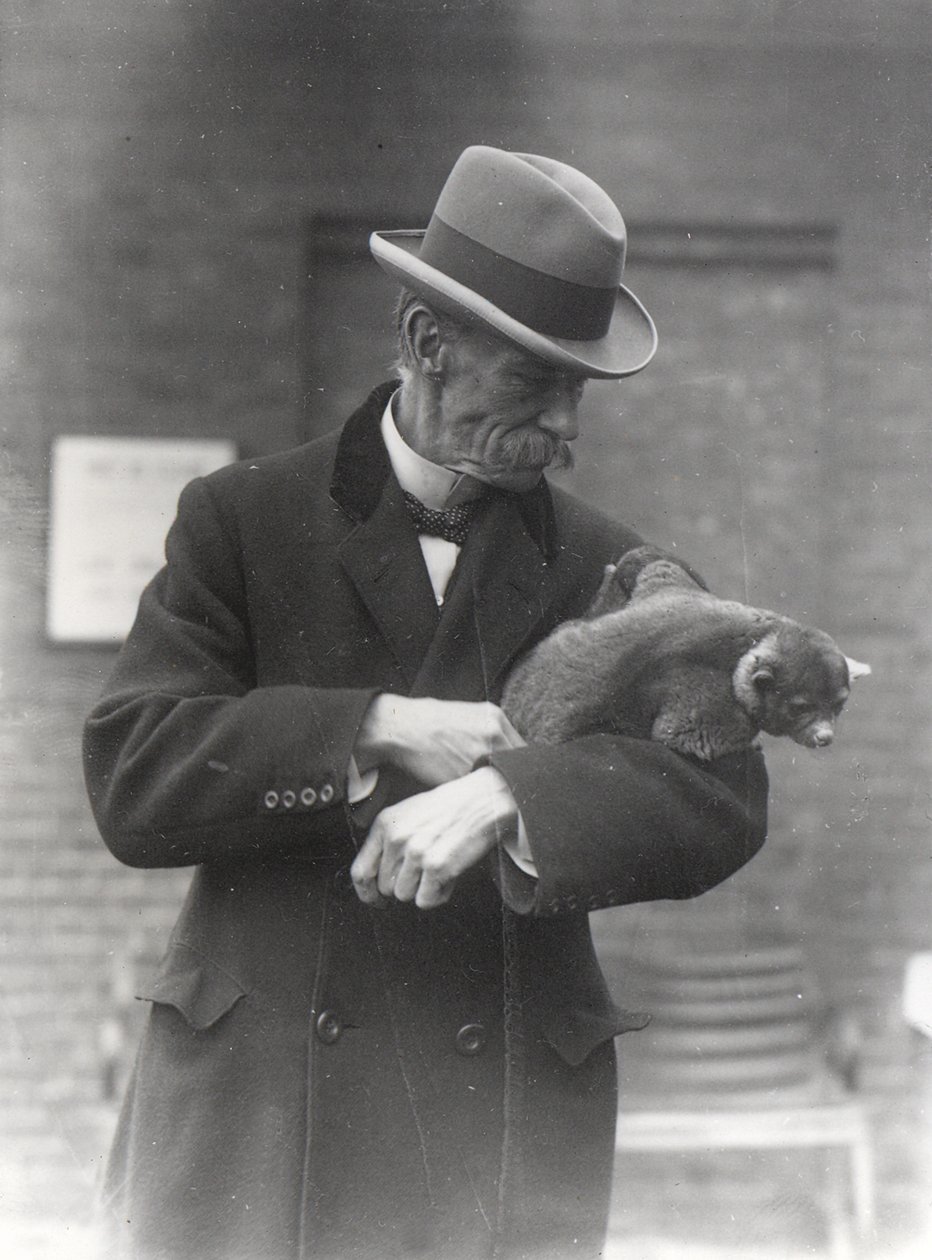 R. I. Pocock met een kinkajou door Frederick William Bond