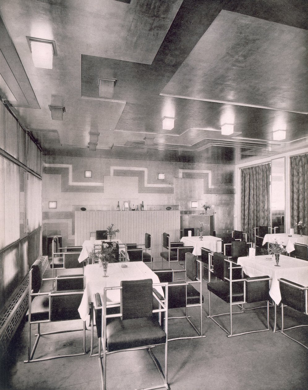 Een theesalon in de winkel van Robert Bely, ontworpen door architect Pierre Patout, 1920s door French Photographer