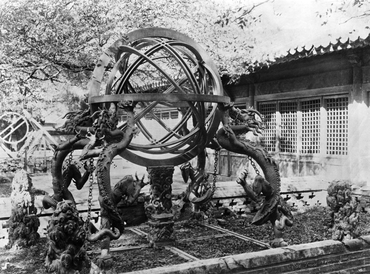 Astronomische instrumenten bij het Keizerlijk Observatorium, Peking, China, c.1900 door French Photographer