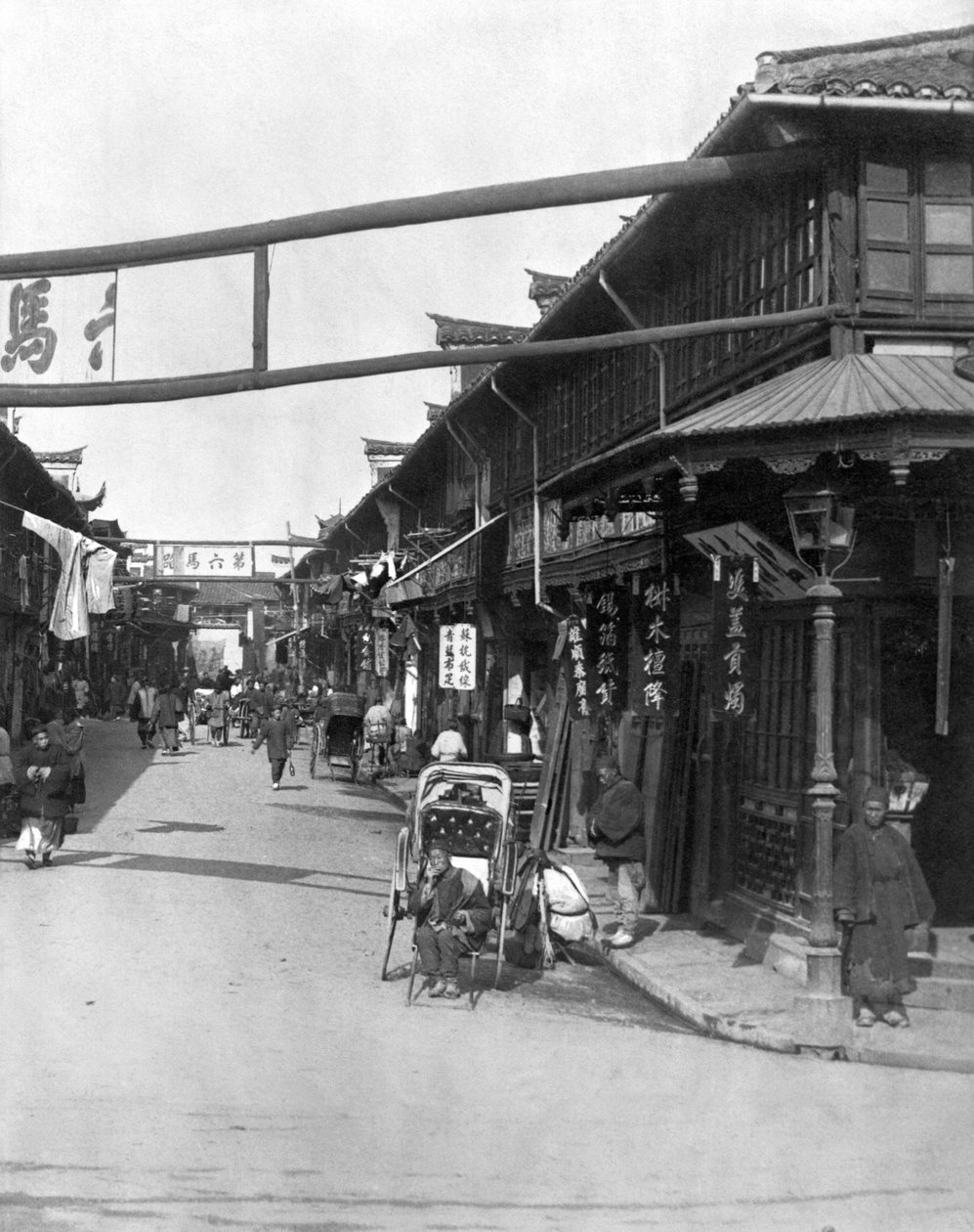 Chinatown in Shanghai, eind 19e eeuw door French Photographer