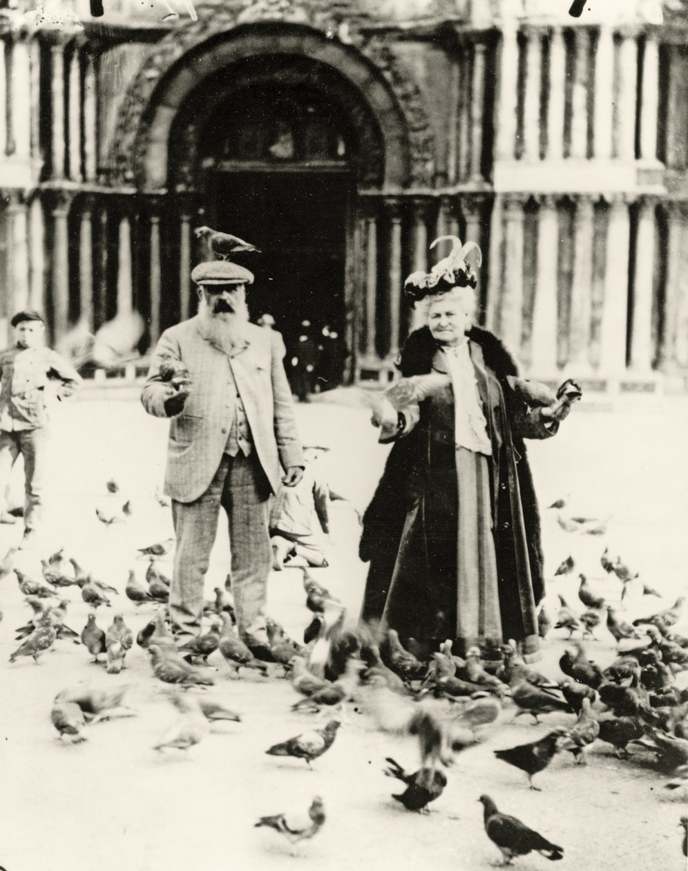 Claude Monet (1840-1926) en zijn vrouw, Alice (1844-1911) St. Marksplein, Venetië, oktober 1908 door French Photographer
