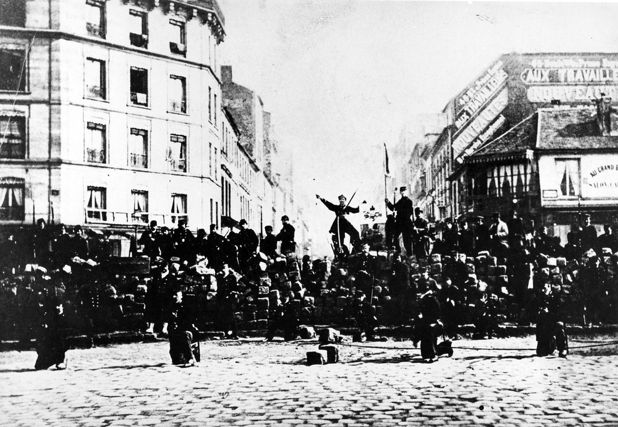 Communard Barricade in Montmartre, 1871 door French Photographer