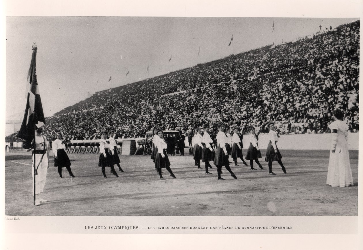 Deense vrouwen geven een demonstratie van groepsgymnastiek op de Olympische Spelen in Athene, uit Les Sports Modernes, 1906 door French Photographer