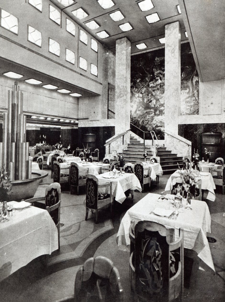 Eetzaal op de oceaanstomer Ile de France, 1926 door French Photographer