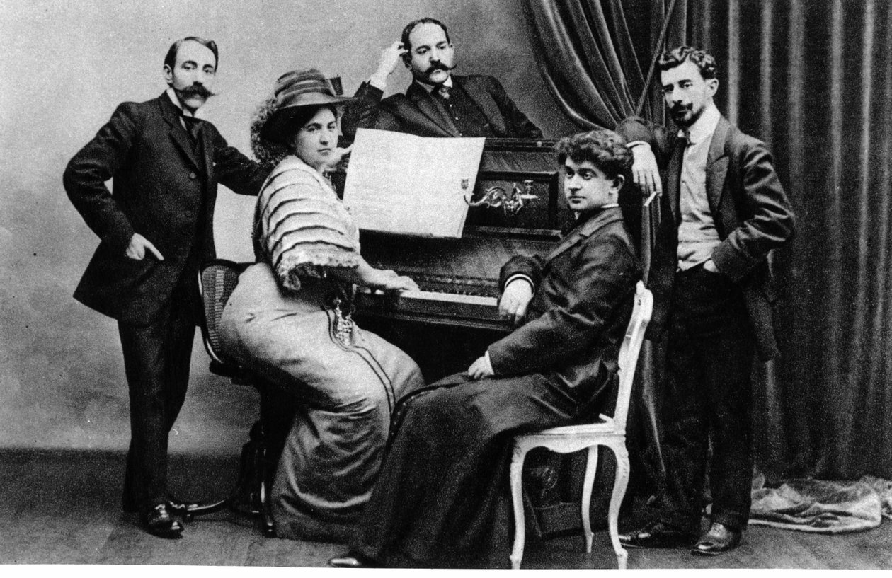 Groepsfoto van leden van de Apaches - (L naar R) Ricardo Vines, Madame en Monsieur Robert Mortier, Abbe Leonce Petit en Maurice Ravel, ca. 1900 door French Photographer