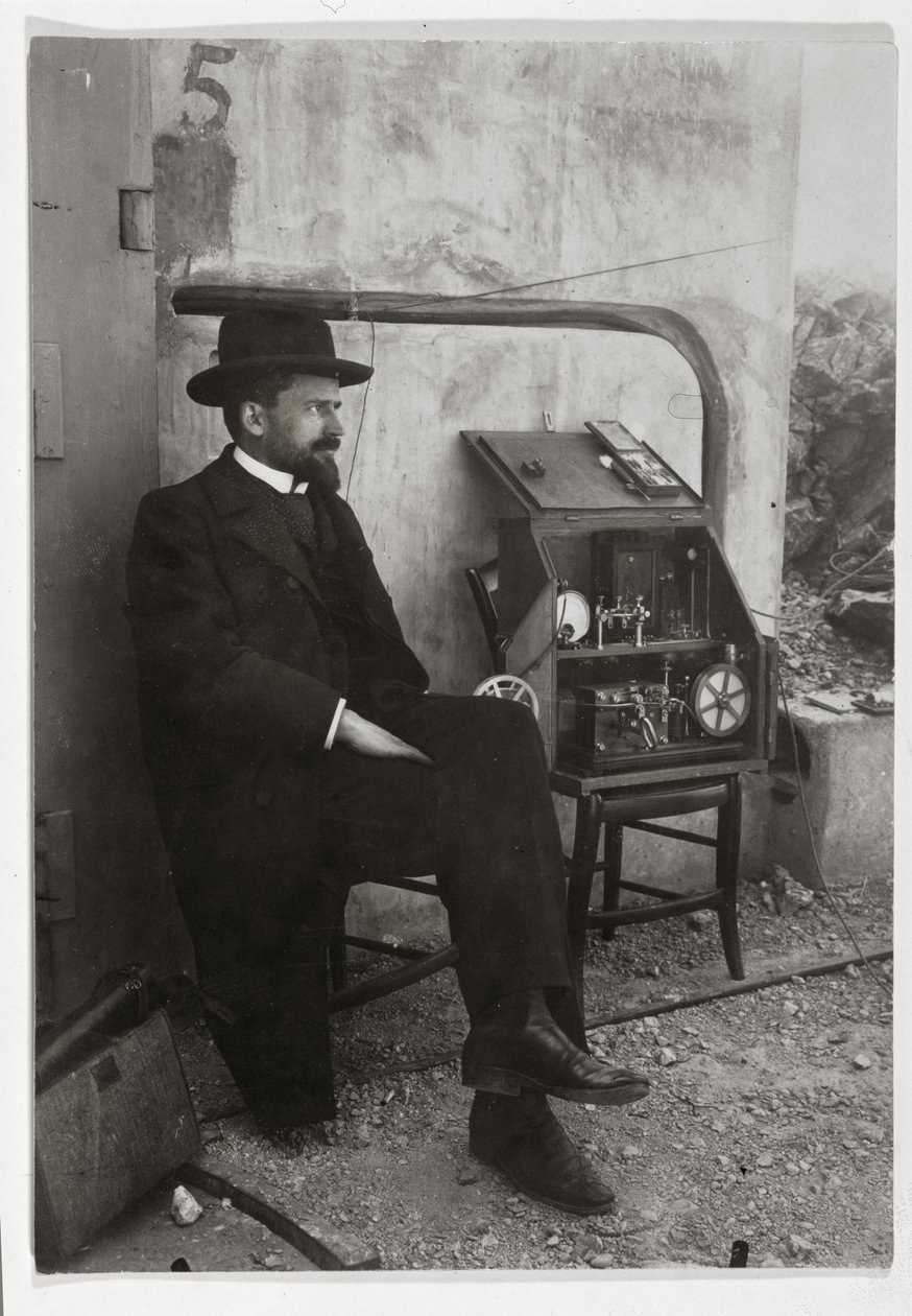 Gustave Ferrie naast zijn eerste TSF-machine, ca. 1900 door French Photographer