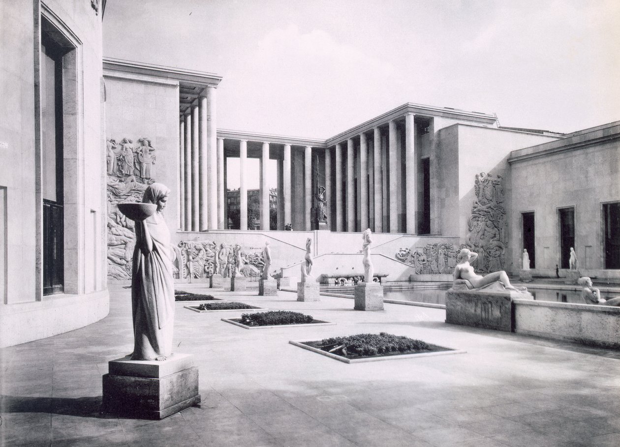 Binnenplaats van het Museum of Modern Art op de Internationale Expositie van Parijs, 1937 door French Photographer