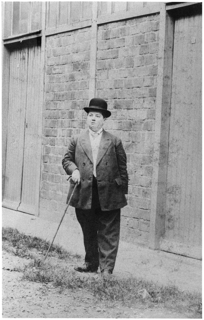 Madeleine Pelletier (1874-1939) verkleed als man, kandidaat van de Socialistische Partij in het 7e arrondissement, Parijs, mei 1912 door French Photographer