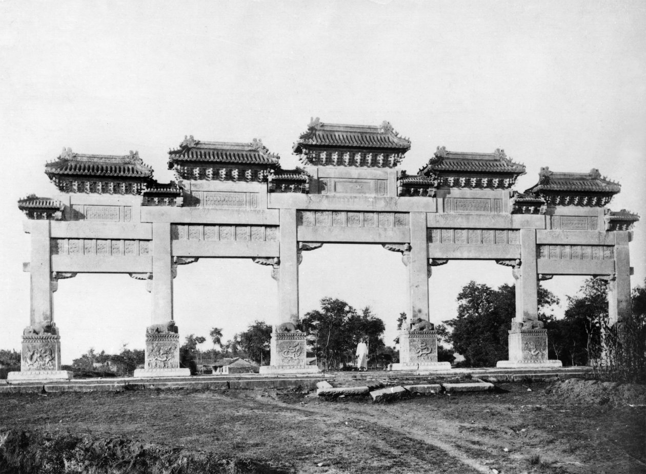 Marmeren poort van de noordelijke ingang van de graven van de Ming-dynastie, Peking, China door French Photographer