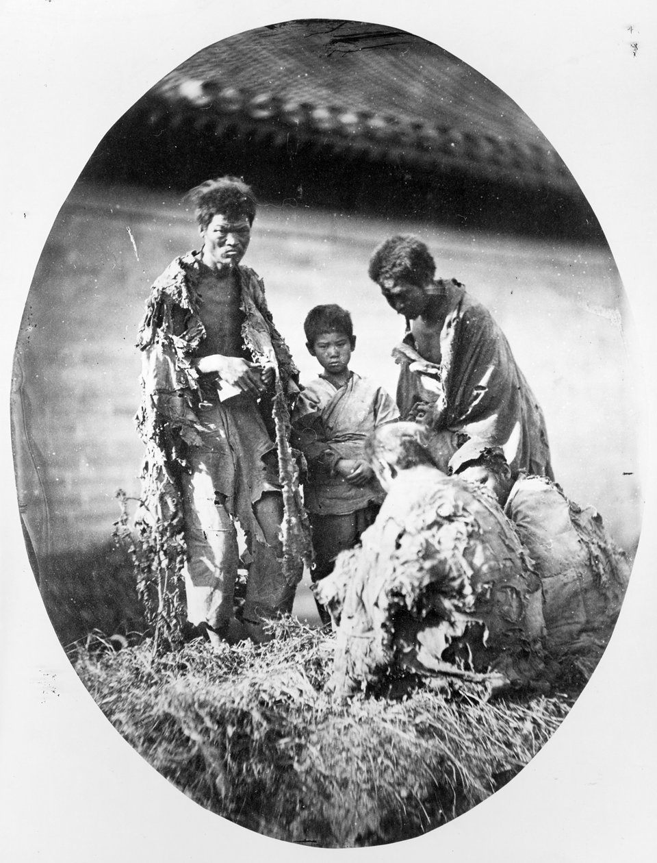 Ellende in China, ca. 1875 door French Photographer