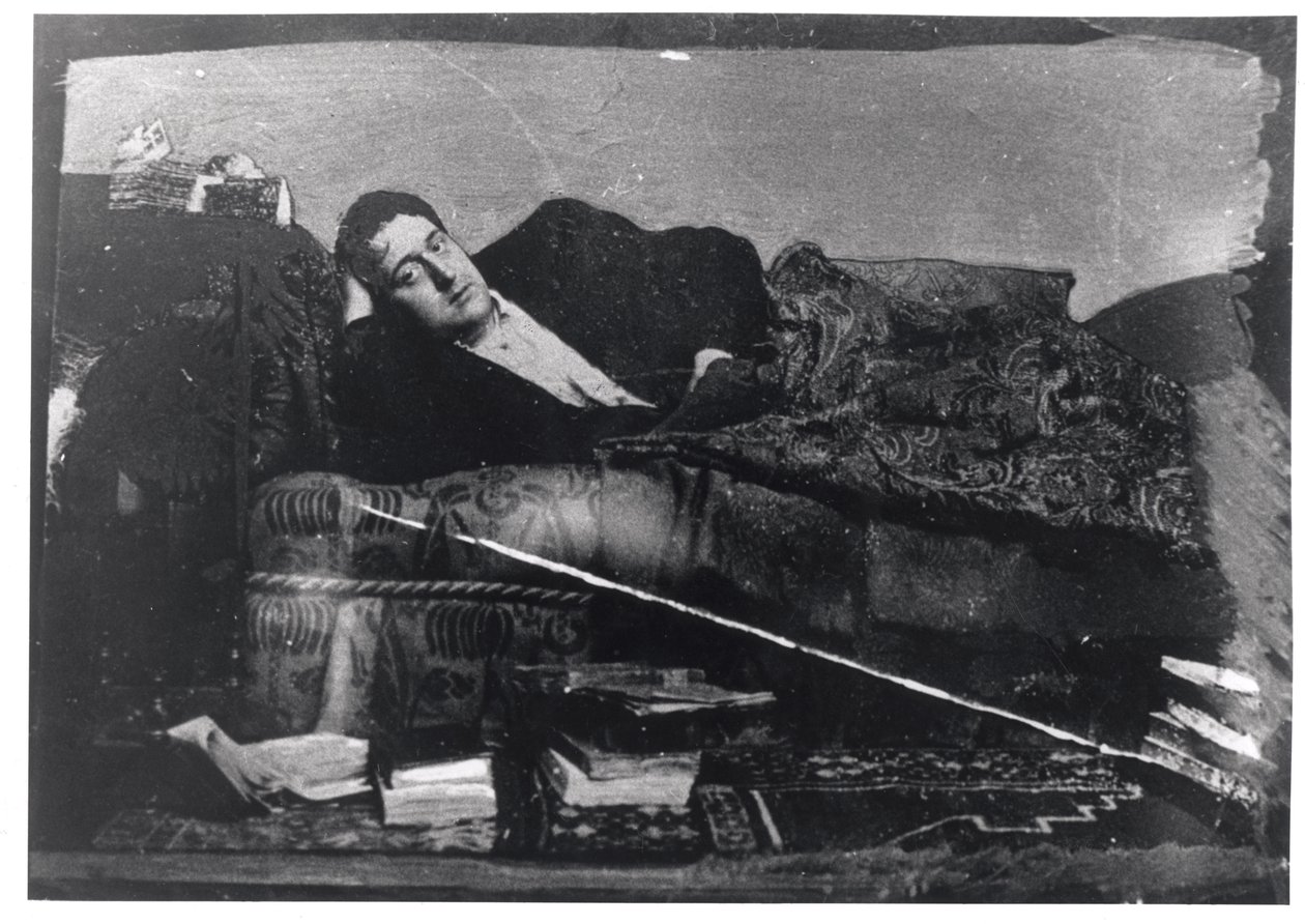 Portret van Guillaume Apollinaire (1880-1918) liggend, ca. 1910 door French Photographer