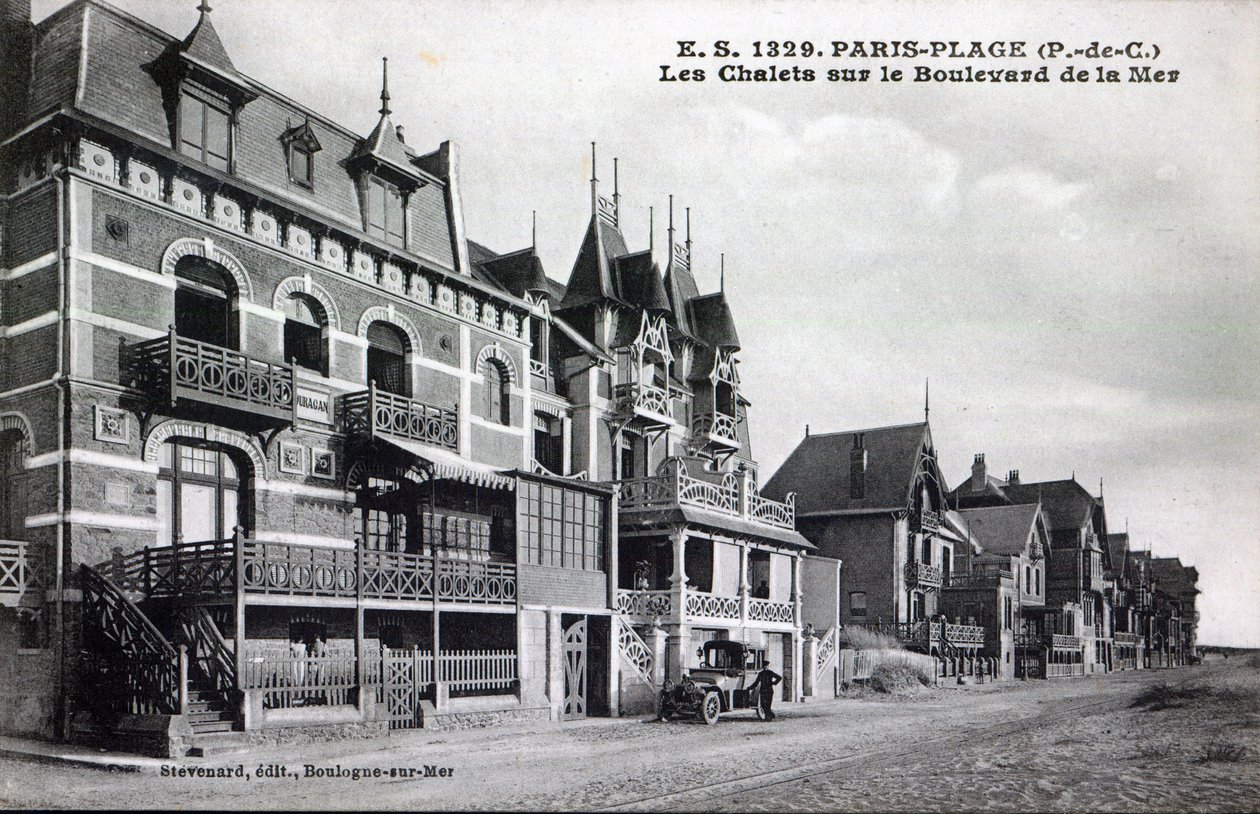 Ansichtkaart met chalets aan de Boulevard de la Mer, Paris-Plage, ca. 1910 (naar een foto) door French Photographer