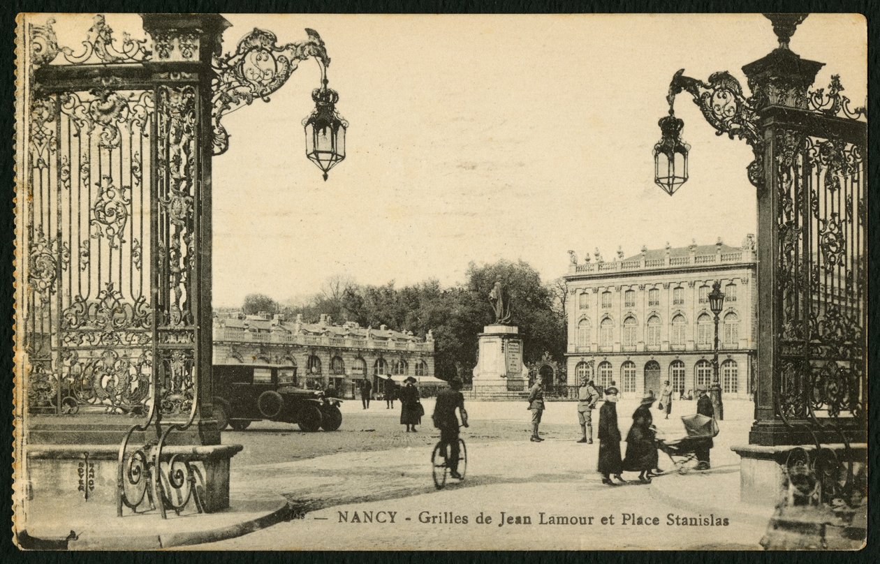 Ansichtkaart met het Square Stanislas en de vergulde smeedijzeren hekken van Jean Lamour in Nancy, Frankrijk, ca.1920 door French Photographer