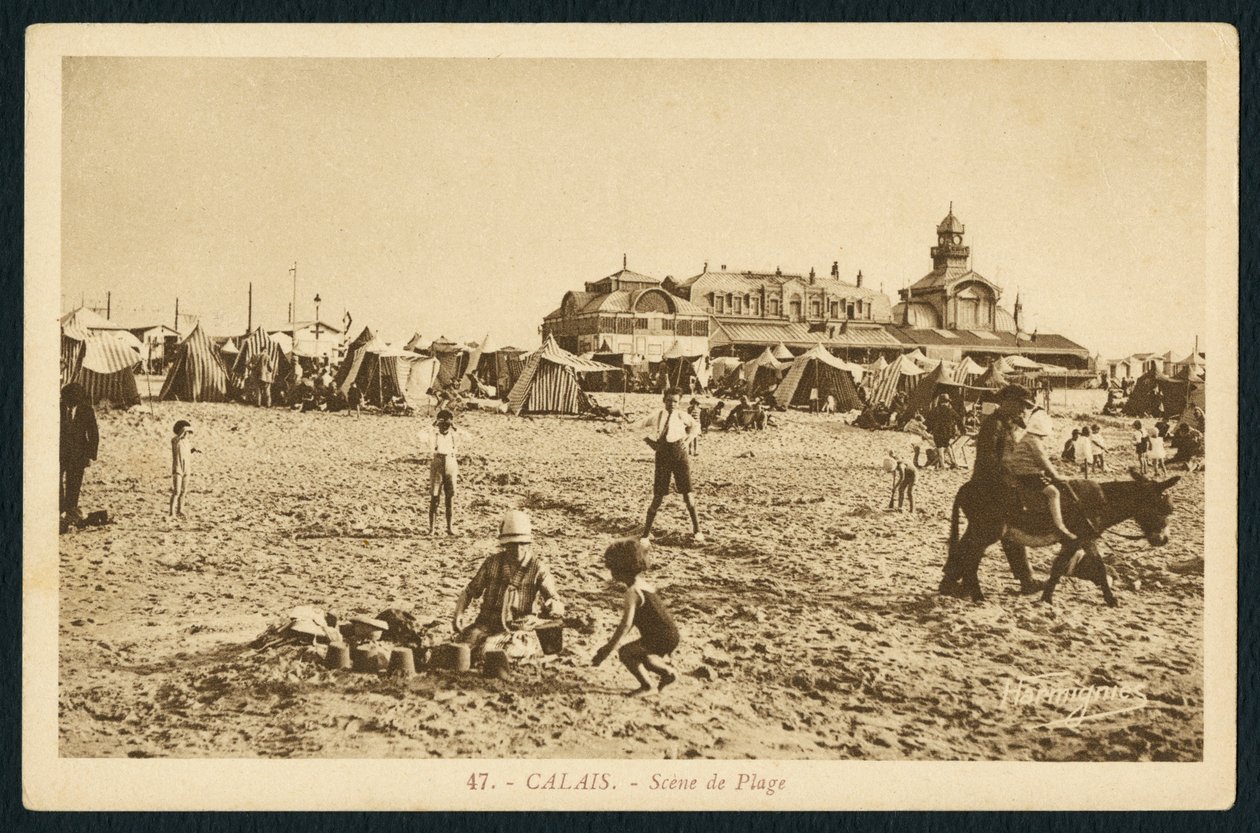 Ansichtkaart met het strand en het Casino in Calais, Frankrijk, ca.1920 door French Photographer