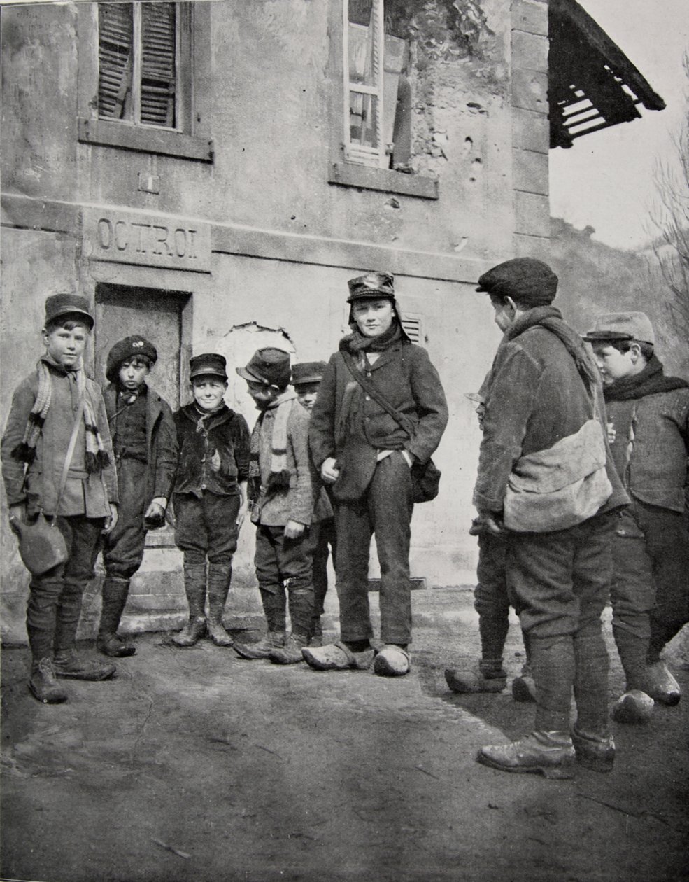 Schoolkinderen uit de Elzas, 1915 door French Photographer