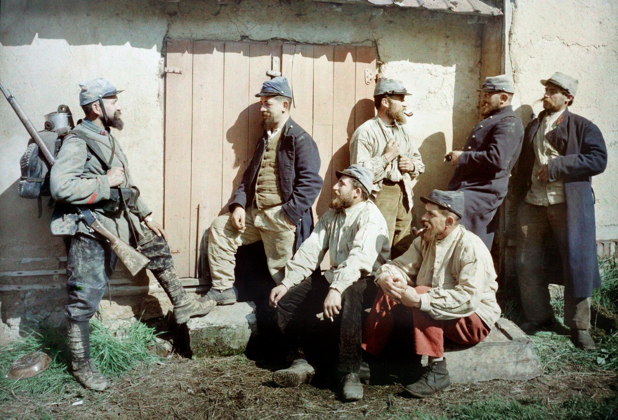 Zeven Franse soldaten voor een gebouw, een draagt zijn geweer en uitrusting, Frankrijk, ca. 1914-18 door French Photographer