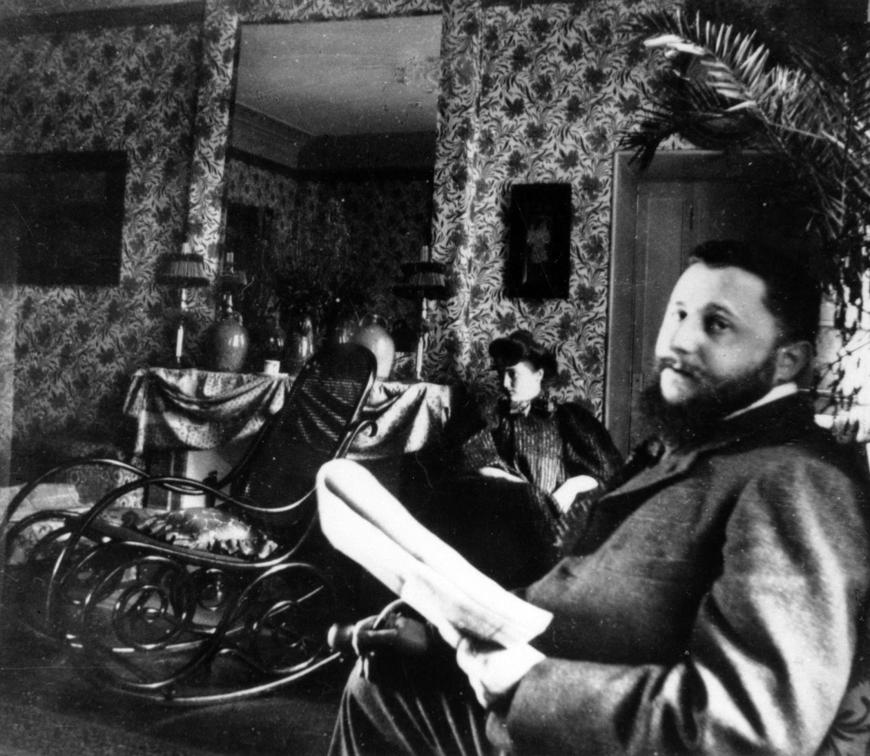 Thadée Natanson en zijn vrouw Misia Godebska in de salon van hun appartement in de rue Saint-Florentin, Parijs, ca. 1899 door French Photographer