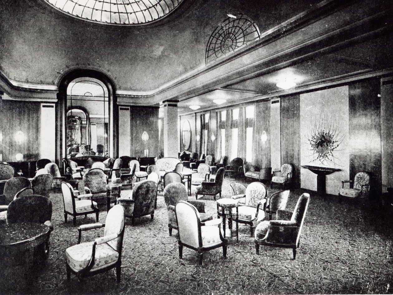 De grote salon in de oceaanstomer Paris, juli 1921 door French Photographer