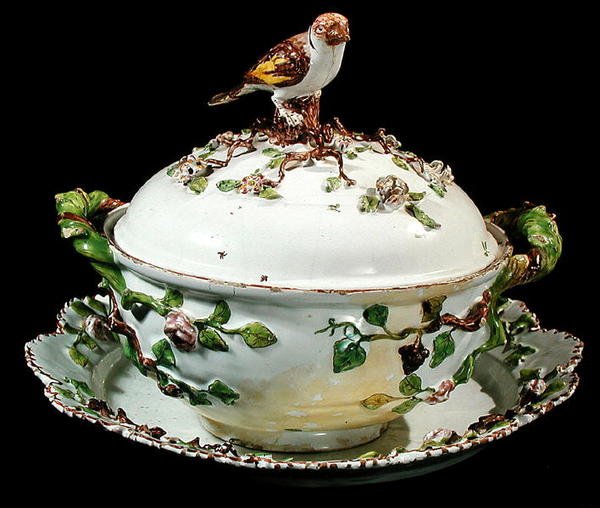 Sceaux faience Soepterrine met een vogel en tak details door French School