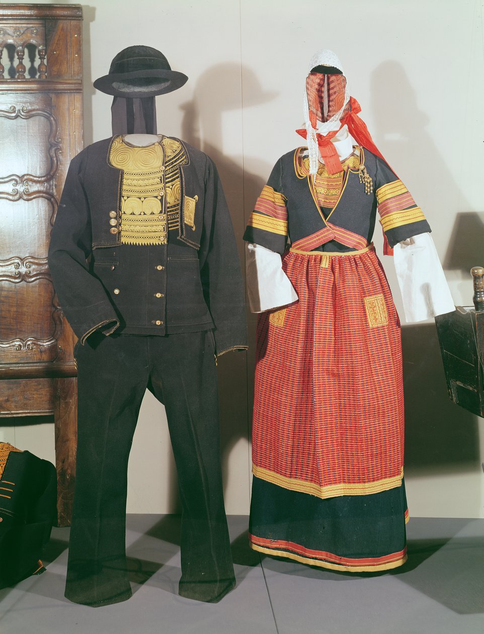 Twee mannequins in traditionele kostuums voor het Feest van Pont-l