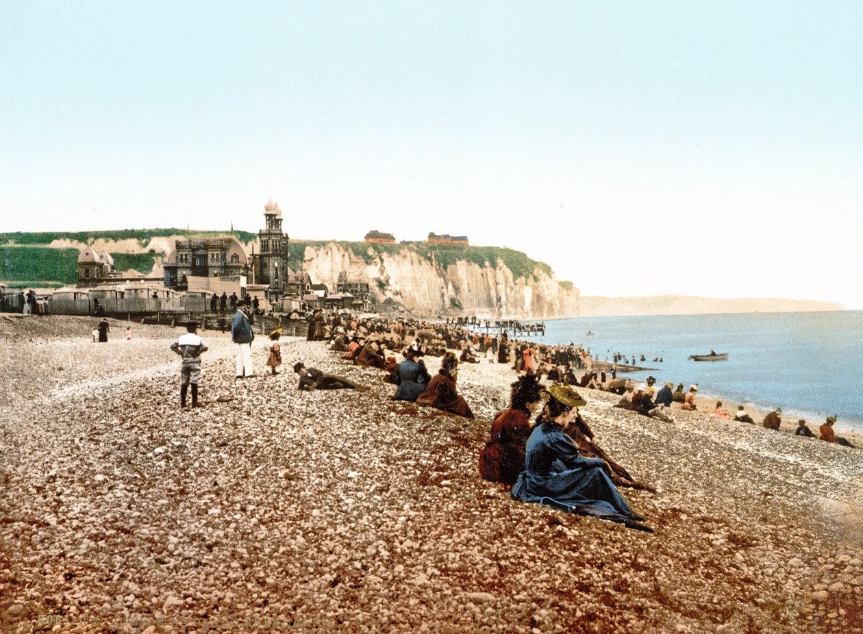Strand en witte kliffen in Dieppe, 1890-1900 door French Photographer