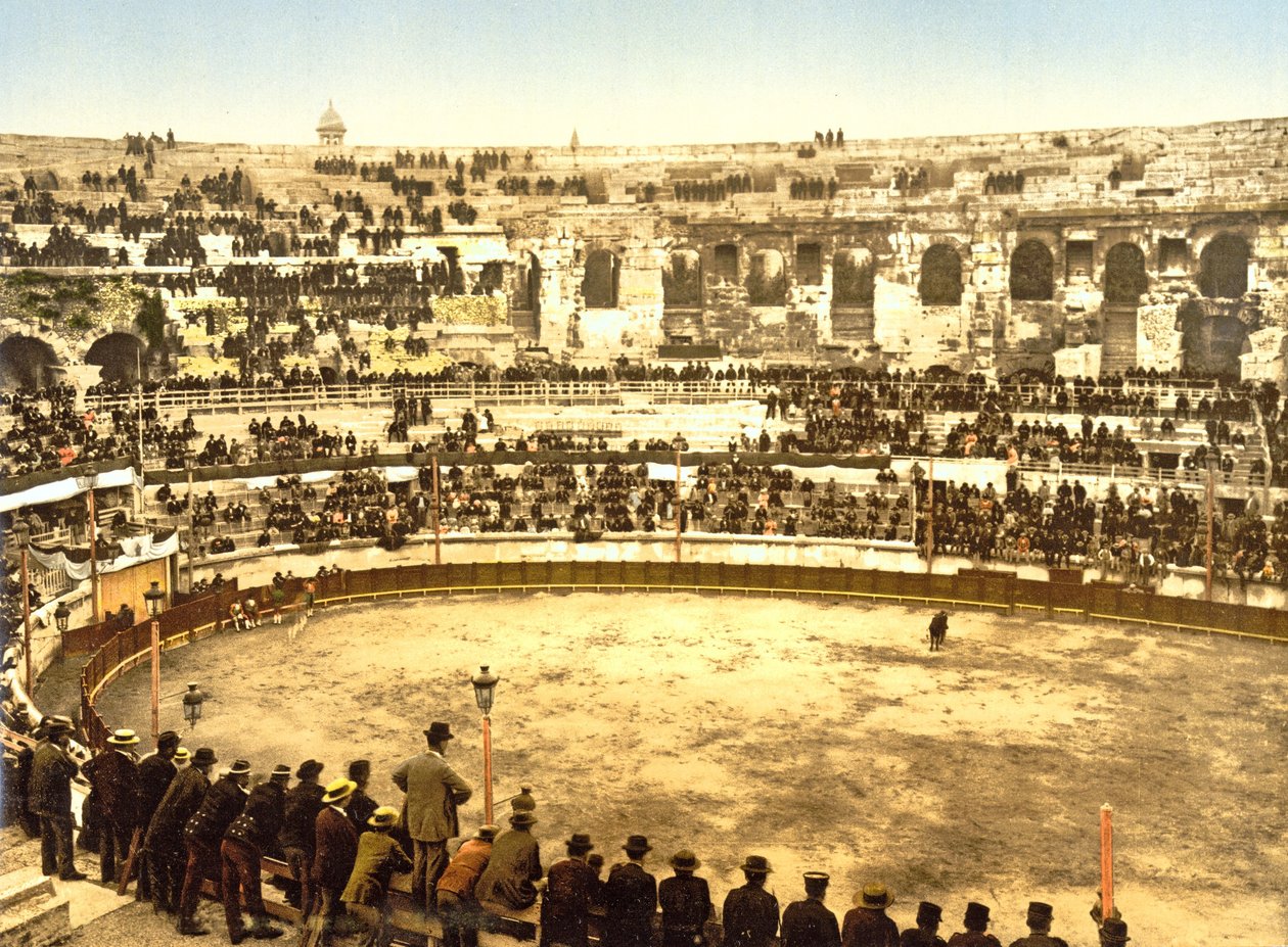 Binnen in het Amfitheater in Nîmes, 1890-1900 door French Photographer