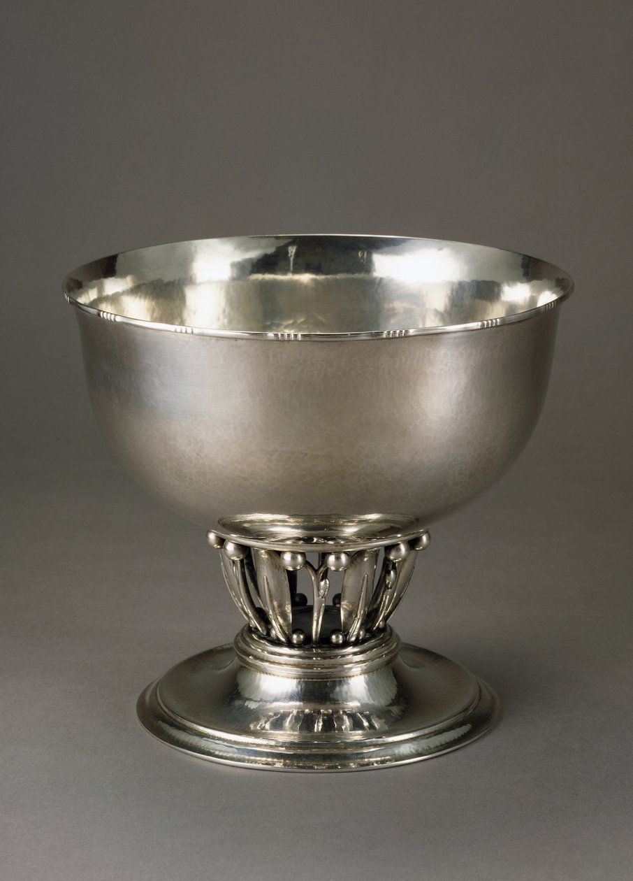 Gehamerde en gegraveerde zilveren fruitschaal door Georg Jensen