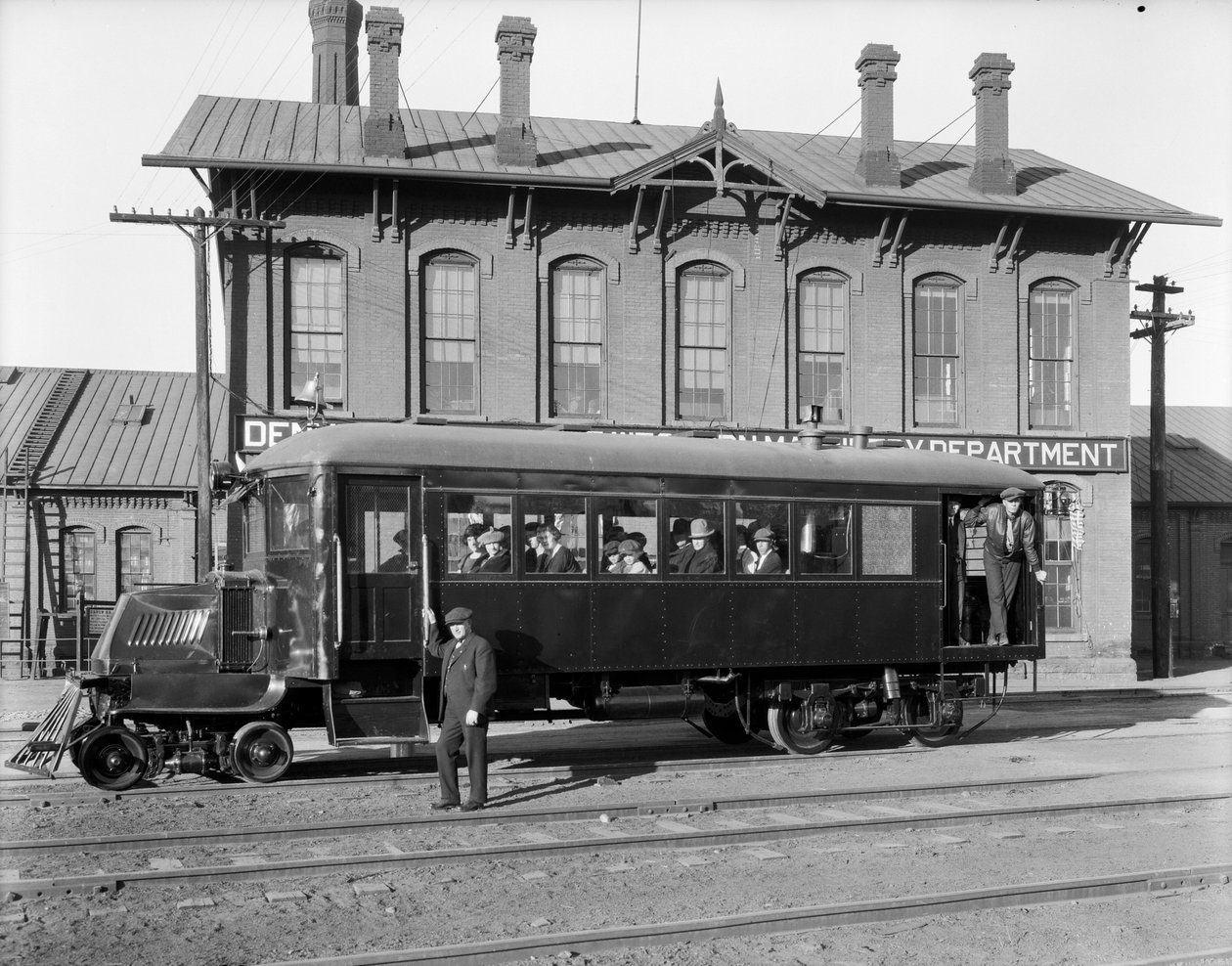 Mack railbus op proef bij DundRGW Burnham Shops, 1926 door George Lytle Beam
