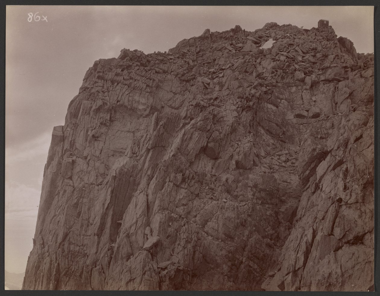 [Bergtop met bergschuur] door George Davidson