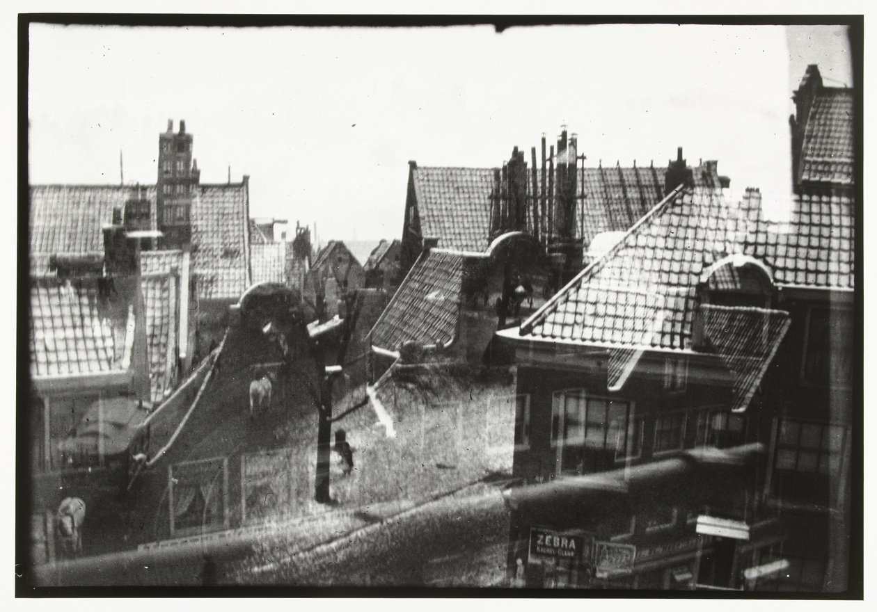 Gezicht over daken in Amsterdam door George Hendrik Breitner