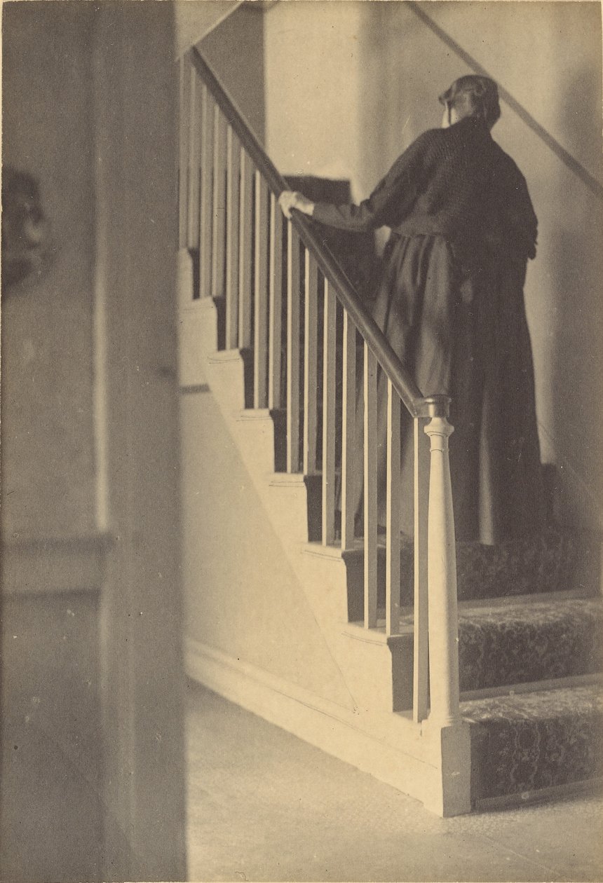 [Vrouw die de trap opgaat]. door George W. Hewitt