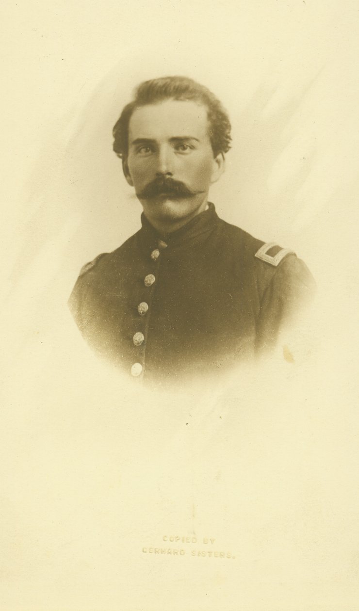 Borstportret van een man in uniform door Gerhard Sisters Studio