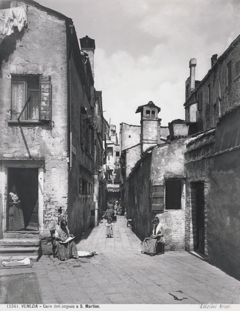 Venetië, Calle dellAngiolo in San Martino, c.1890 door Giacomo Brogi