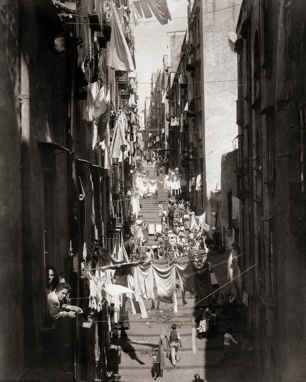 Straatscène, Napels, Italië door Giorgio Sommer