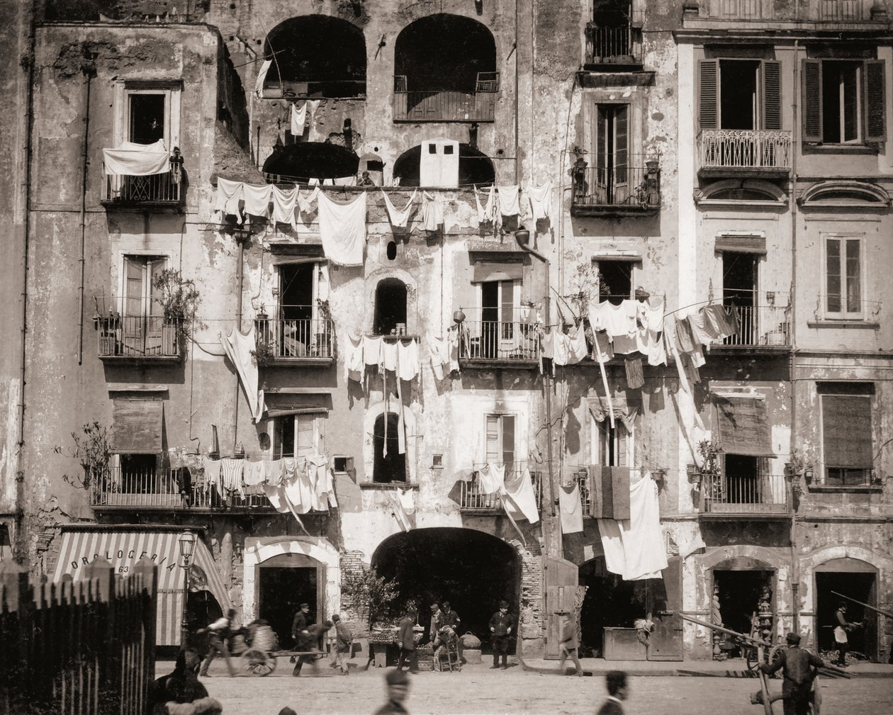 Straatscène, Napels, Italië door Giorgio Sommer