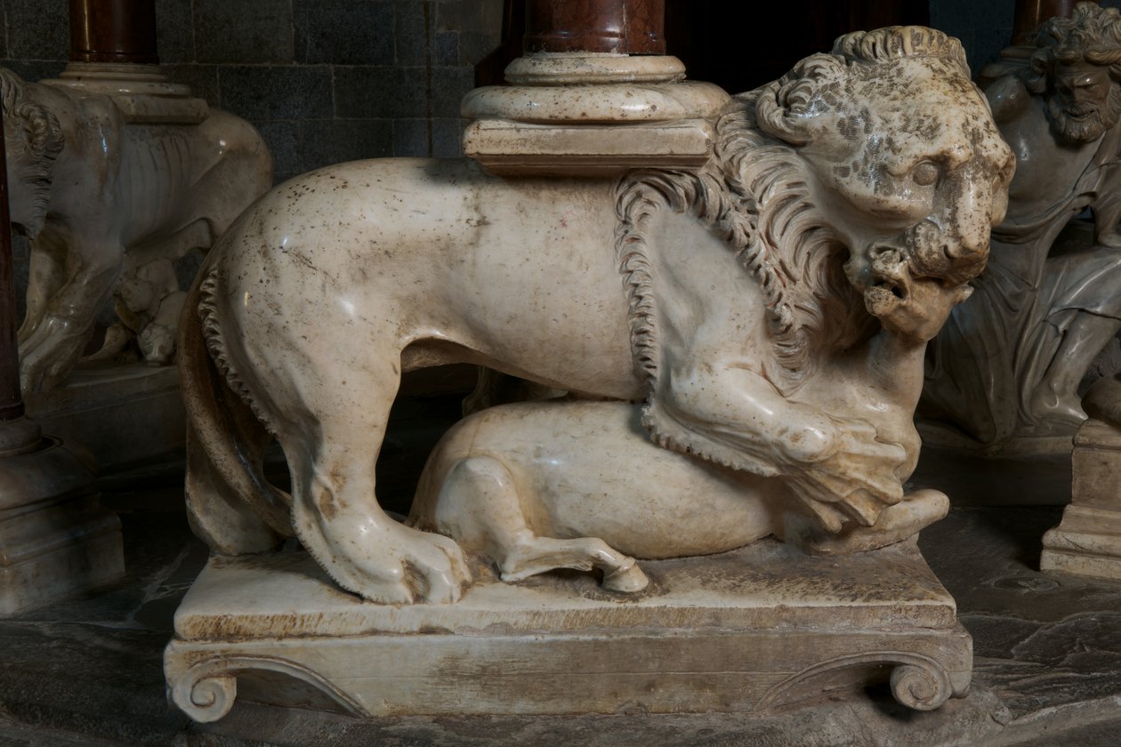 Leeuw, op de preekstoel in de kerk van Sant