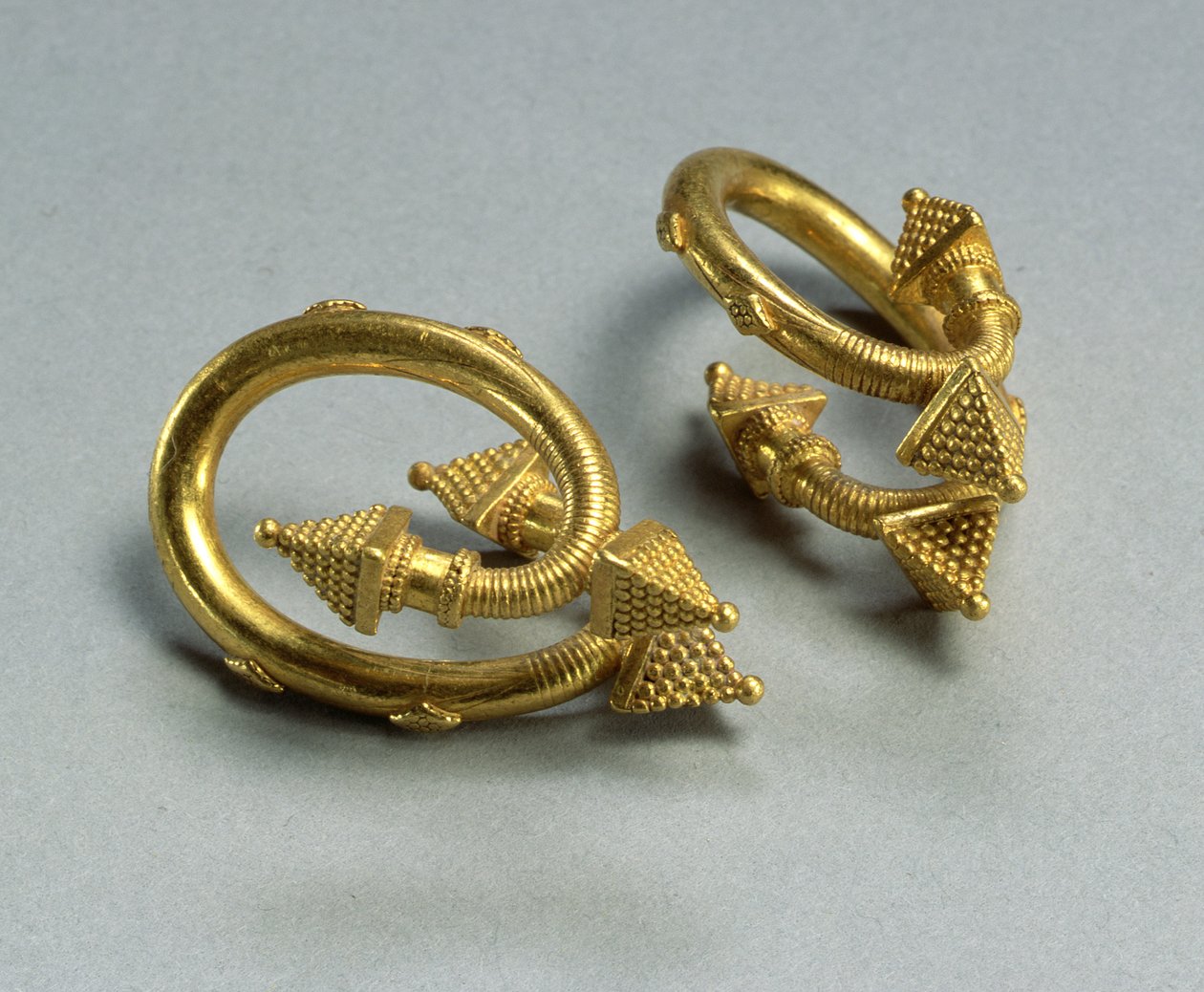 Een paar spiraalvormige oorbellen, ca. 450-400 v.Chr. door Greek