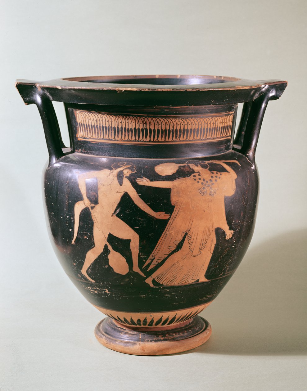 Attische roodfigurige kolomkrater op zwarte achtergrond, versierd met figuren van Bacchante en Satyr door Greek