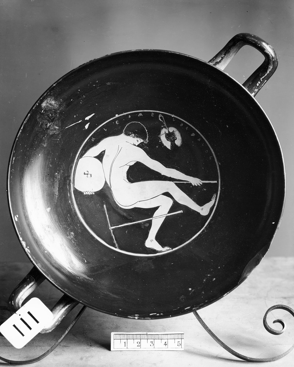 Schaal met afbeelding van een discuswerper, mogelijk door Cleomelos door Greek