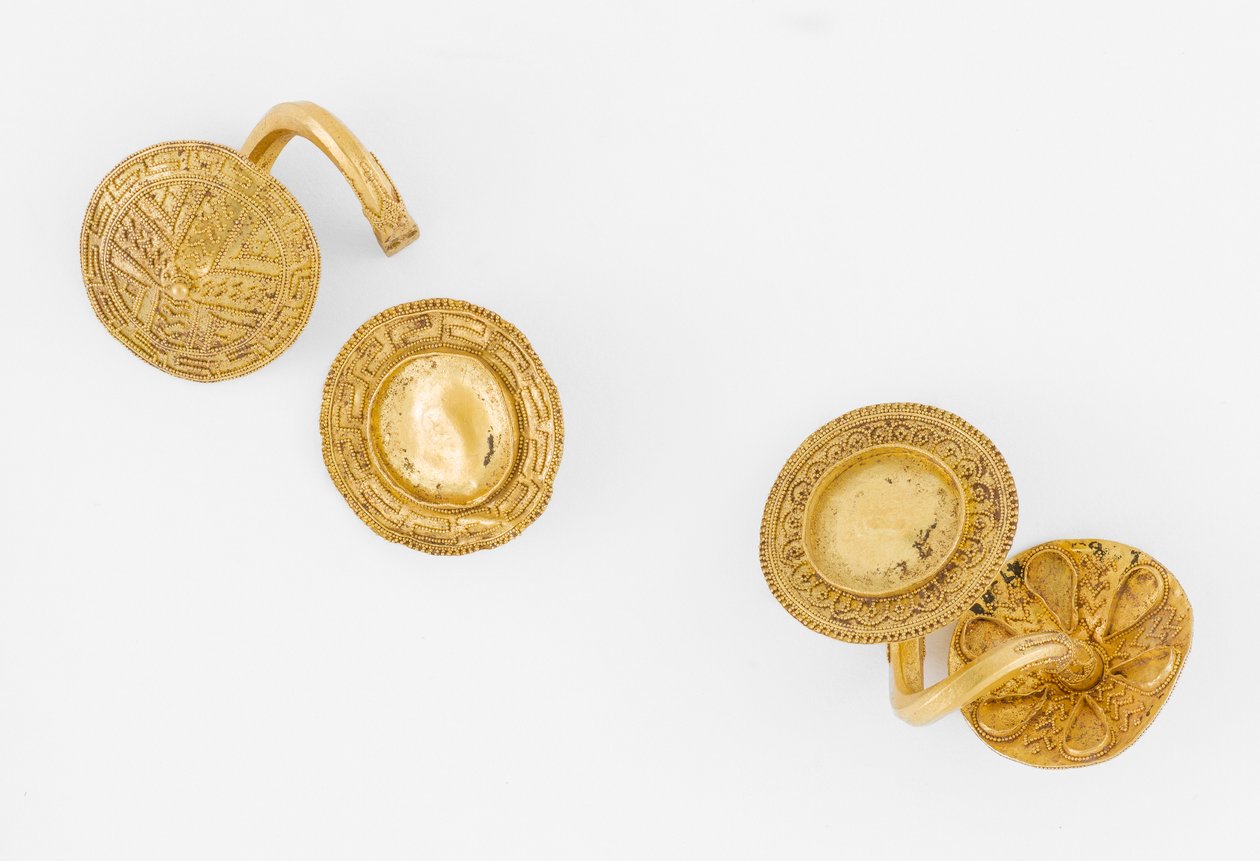 Paar spiraalvormige oorbellen, c.700 v.Chr. door Greek