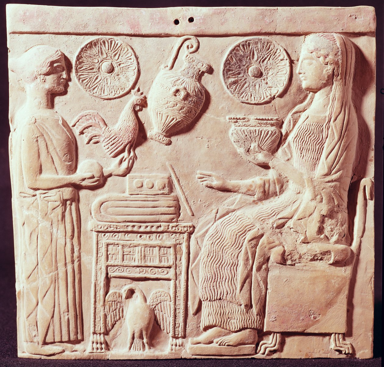Plaquette die een vrouw toont die geschenken aanbiedt aan een zittende vrouw, uit Locres, c.450 v.Chr. door Greek