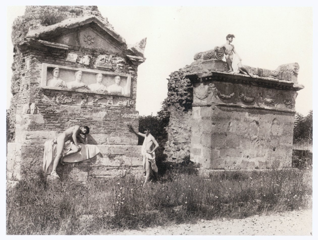 Jongens tussen graven (foto) door Guglielmo (1852 1930) Plüschow